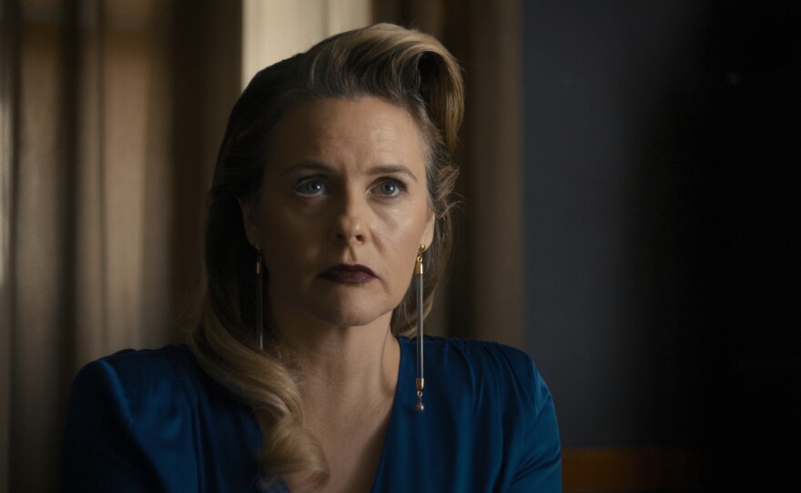 Alicia Silverstone plays Aunt Hildie