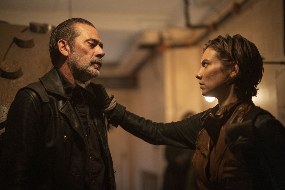 Maggie (Lauren Cohan) holding a knife to Negan’s (Jeffrey Dean Morgan) throat