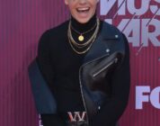 Watch: Yungblud recruits Florence Pugh to star in ‘Zombie’ music video – Yahoo