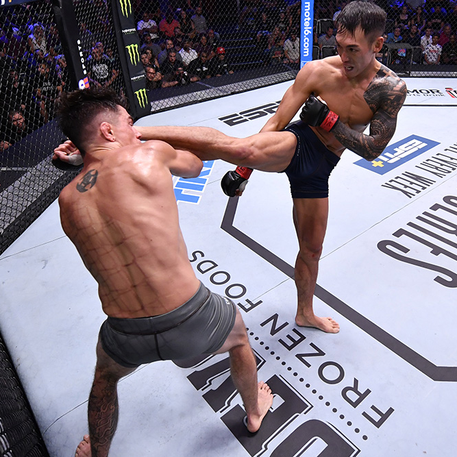 Yu Sang-hoon, a Wushu Santa silver medalist at the 17th Incheon Asian Games, attacks in August 2019 in a lightweight match in the 10th week of the Contender Series season 3, a promising competition hosted by UFC President and CEO Dana White. Photo = TKO