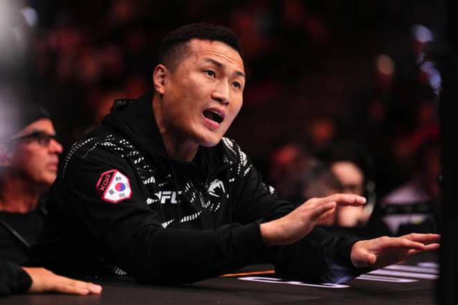 Jung Chan-sung is asking Choi Doo-ho to adjust his pace as the second of the first game of the UFC 310 main card at Paradise T-Mobile Arena in Nevada in December 2024. Photo = TKO
