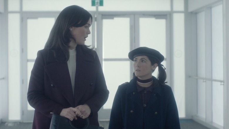 Isabelle Fuhrman as Esther talking to Julia Stiles as Tricia in Orphan: First Kill