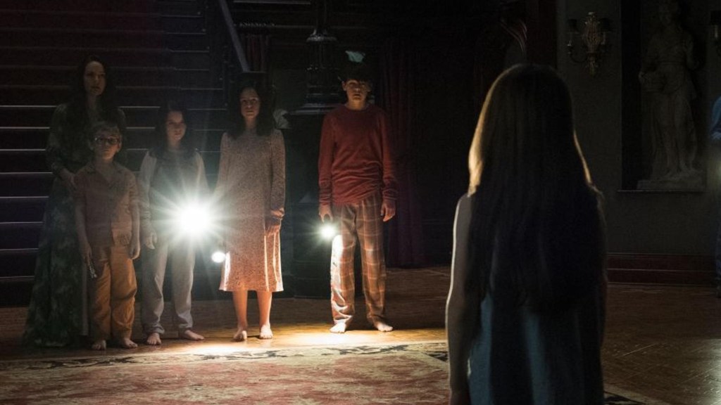 - Zombie Gaming The Crain children with torches in The Haunting of Hill House